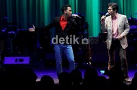Pagelaran musik 80-an sukses digelar di Tennis Indoor Senayan, Jakarta, Sabtu (15/9/2012). Konser reuni yang bertajuk Indonesia 80s itu pun berhasil membuat penonton yang datang flashback ke tahun 80-an.