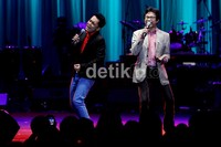 Meskipun penonton rata-rata berusia 30 tahun ke atas, mereka tetap setia menyaksikan penampilan idola mereka hingga konser selesai sekitar pukul 02.00 WIB dini hari. Musisi-musisi yang tampil pun sukses membuat para penonton bernostalgia ke tahun 80-an dan tampaknya sangat puas dengan konser Indonesia 80s.