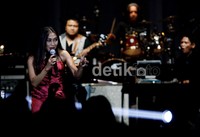 Sejumlah lagu Trie yang sempat menjadi hit, antara lain Kau Datang, Untuk Ayah dan Ibu (ciptaannya sendiri), serta Nurlela 1 dan Nurlela 2. Yang terakhir ini dinyanyikannya berempat bareng Vina Panduwinata, Atiek CB, dan Malyda, yang tergabung dalam kelompok Rumpies.