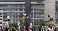 3 pemandu sorak secara serempak bersalto di udara. Kegiatan ini untuk kepentingan shooting sinetron televisi.