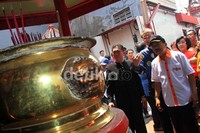 Foke datang disambut pengurus Klenteng tersebut.
