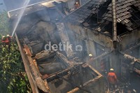 Kebakaran melanda sebuah rumah hingga ludes terbakar.