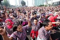 Sekitar dua ribu pendukung Jokowi-Ahok turut menyemut di lokasi tersebut. Mereka melakukan flash mob saat pasangan cagub-cawagub DKI tersebut datang. Flash mob adalah gerakan yang dilakukan sekelompok orang yang cukup banyak yang tiba-tiba berkumpul di tempat umum, melakukan gerakan atau teriakan selama beberapa menit.