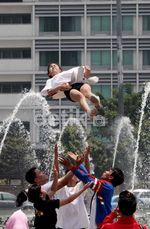 Aksi Pemandu Sorak di Bundaran HI