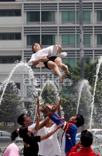 Para pemandu sorak dari Dream All Stars ini berlatih dengan serius.