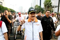 Foke menyapa warga Jakarta yang sedang menikmati Minggu pagi di hari bebas kendaraan bermotor (car free day).