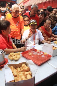 Foke menyempatkan diri untuk memakan makanan tradisonal seperti kue ampem dan gorengan.