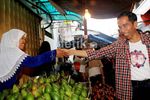 Jokowi Blusukan di Pasar Petak Sembilan