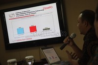 Meski kalah urusan popularitas, Jokowi rupanya memberi perlawanan sengit dalam urusan pencitraan. Menurut LSI, Jokowi dianggap lebih perhatian pada rakyat, antikorupsi, serta berwawasan luas. Sedangkan Foke dinilai lebih berwibawa dan tegas.