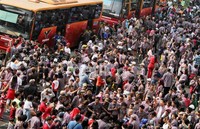 Ku mau Mas Jokowi, juga mas Basuki. Ih ih Jokowi dan Basuki.... demikian penggalan lirik lagu tersebut. Nah, saat lagu berkumandang, flash mob pun dilakukan.  Gerakan dilakukan  pendukung Jokowi sambil mengacungkan jari-jari tangan  melambangkan metal.