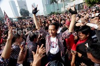 Ribuan warga antusias ingin melihat dari dekat calon gubernurnya.
