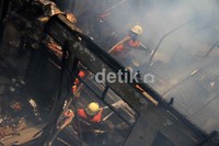 Petugas barhasil menembus titik api dengan melewati pagar belakang rumah. Petugas berhasil memadamkan api sekitar satu jam kebakaran.