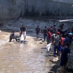 1.500 Mahasiswa Unikom Pungut Sampah di Cikapundung