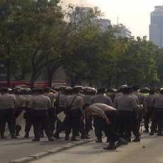 Pasukan Huru Hara Dikerahkan di Depan Kedubes AS