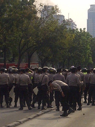 Pasukan Huru Hara Dikerahkan di Depan Kedubes AS Pasukan Huru Hara Dikerahkan di Depan Kedubes AS