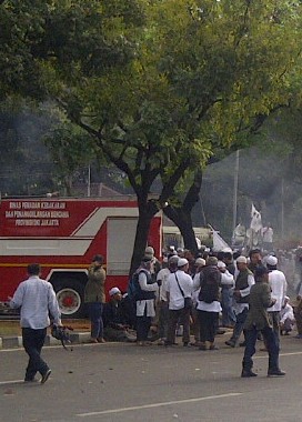 FPI & Polisi Saling Berhadapan, Jl Medan Merdeka Selatan Diblokir
