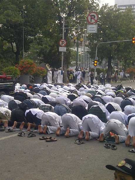 Ambil Wudhu dari Mobil Damkar, Demonstran Salat di Depan Kedubes AS