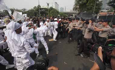 Diterjang Batu dan Ketapel, 3 Polisi di Depan Kedubes AS Terluka