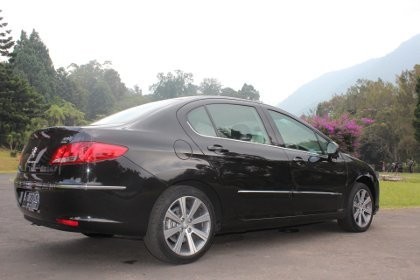 Sedan Mewah Peugeot 408