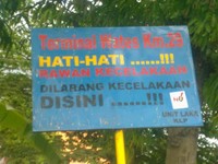 Rambu-rambu unik di pinggir jalan raya Yogyakarta-Wates. Pengendara diminta untuk tidak kecelakaan di sini. (Foto: Yusuf Harfi)
