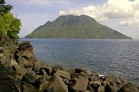 Pulau Hiri yang terletak di seberang Ternate bisa dilihat dari pantai ini sehingga mempercantik pemandangan. (Nurul Hidayati/detikTravel)