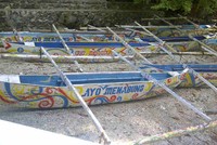 Berenang dan berperahu dengan kapal kecil juga oke. Tersedia sewa ban besar untuk main air dengan harga Rp 5.000 dan sewa kano kecil Rp 30 ribu untuk menyusuri pantai. (Nurul Hidayati/detikTravel)