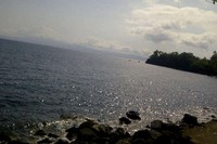 Bebatuan karang menjadi penghias di Pantai Sulamadaha (Nurul Hidayati/detikTravel)