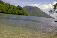 Sebagaimana pantai di Indonesia Timur, Pantai Sulamadaha sangat jernih. Kaki yang melangkah ke air laut di bibir pantai akan terlihat jelas, saking jernihnya air. (Nurul Hidayati/detikTravel)
