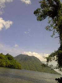 Setiba di sisi favorit pantai, kita bisa terjun langsung ke pantai sekadar merendam kaki atau menyelam. (Nurul Hidayati/detikTravel)