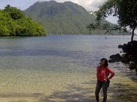 Garis pantai di sini tidak panjang, tapi suasananya segar dan alami. Cocok untuk berfoto-foto. (Nurul Hidayati/detikTravel)