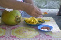 Warung penduduk menawarkan kelapa muda dan keripik pisang bulu bebek yang dicocolkan ke sambal. (Nurul Hidayati/detikTravel)