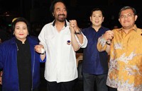 Ketua Majelis Nasional Partai Nasdem Surya Paloh, Ketua Dewan Pakar Partai Nasdem, Hari Tanoesoedibjo dan Gubernur Jawa Barat Ahmad Heryawan usai acara Pelantikan Pengurus Dewan Pimpinan Daerah se-Bandung dan Sumedang.