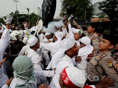 Massa dan Polisi Ricuh di Kedubes AS