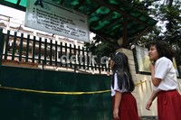 Aktivitas belajar mengajar di sekolah tersebut terpaksa diliburkan. (Ramses/detikcom).