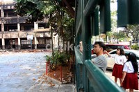 Para siswa hanya bisa berkumpul di luar pagar. (Ramses/detikcom).