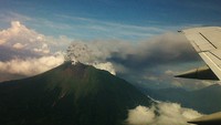 Gunung Gamalama terlihat dari ketinggian menyemburkan abu vulkanik. Edward/detikcom