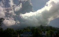 Ketinggian semburan abu vulkanik Gunung Gamalama mencapai ratusan meter. Edward/detikcom