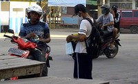 Seorang warga memanfaatkan kondisi itu dengan menjual masker. Nurul Hidayati/detikcom