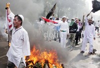 Massa membakar bendera AS.
