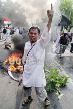 Bendera AS Dibakar di Depan Kedubes AS