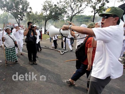 Munarman & Kapolda Tenangkan Massa Anti AS
