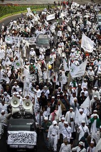 Massa memenuhi badan Jalan Thamrin.