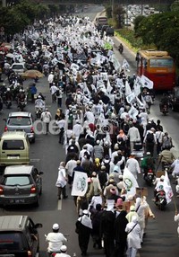 Massa Front Pembela Islam, Laskar Pembela Islam dan Gerakan Reformasi Islam long march menolak film Innocent of Muslim.