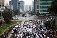 Massa FPI dan FUI long march menuju Kedutaan Besar AS di Jakarta.