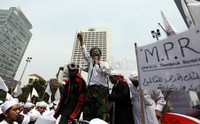 Pendemo berorasi mengecam film Innocent of Muslim.