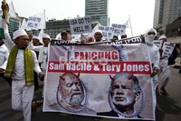 Massa long march menuju Kedutaan Besar AS di Jakarta.