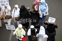Tak hanya kaum pria, wanita juga turut dalam aksi tersebut.