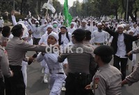 Massa dari FPI dan aparat kepolisian terlibat bentrok di depan Kedubes AS.