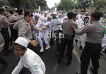 Massa dan Polisi Ricuh di Kedubes AS