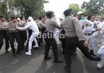 Massa dan Polisi Ricuh di Kedubes AS